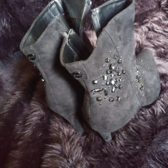 Boots - Picture 3 of 5